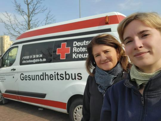 Karien Briesen (l.) war als Praktikantin in Luckau mit Community Health Nurse Tahnee Leyh unterwegs. 