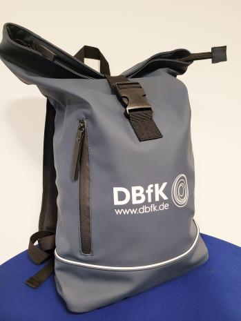 Jede werbende  Person erhält als Dankeschön einen DBfK-Rolltop-Rucksack.
