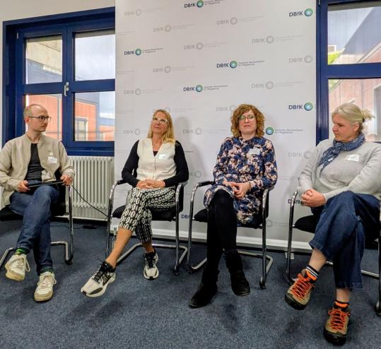 Johannes Wünscher (Vorstandsvorsitzender DBfK Nordost) im Gespräch mit Daniela Piossek, Alexandra Baronsky und Katja Boguth (v.l.) beim Internationalen Tag der Pflegenden 2026 in Berlin.