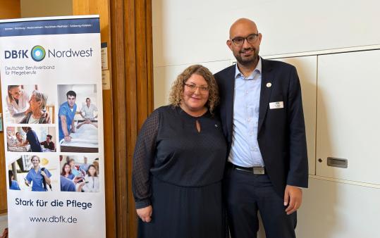 Die DBfK Nordwest-Geschäftsführerin Sandra Mehmecke und der Vorsitzende Martin Dichter haben den Publikumsdialog moderiert.