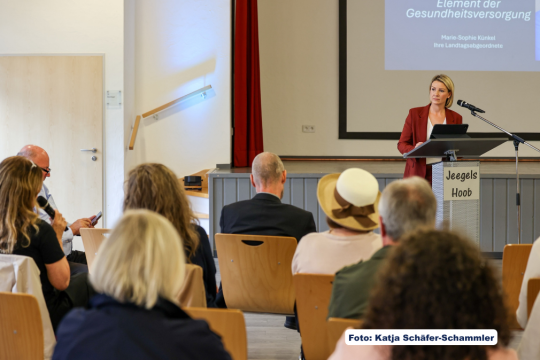 Die hessische Landtagsabgeordnete Marie-Sophie Künkel beim Bürgerdialog „Pflege als zentrales Element der Gesundheitsversorgung“ im Kreis Marburg-Biedenkopf. (Foto: Katja Schäfer-Schammler)