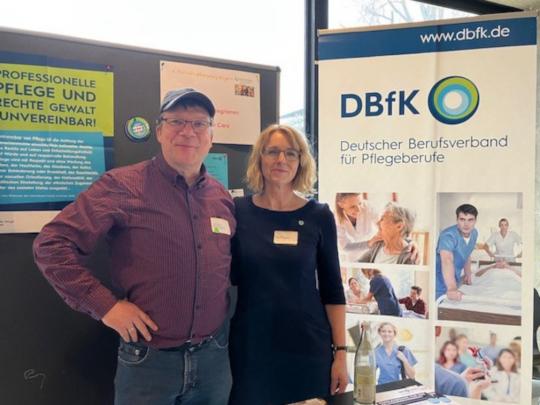 Christian Halbauer (l.), Pflegerische Leitung SAPV Region 10 (Ingolstadt) und Mitglied der Fachgruppe W.I.P.P., mit Karin Deseive.