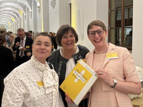 Im Bild v. l.: Christiane Lehmacher-Dubberke (Geschäftsführerin des DBfK Südost e.V.), Dr. Sabine Berninger (Vorstandsvorsitzende des DBfK Südost e.V. und stellv. Vorsitzende des Bayerischen Landespflegerats) und Claudia Hauck (Vorsitzende des Bayerischen Landespflegerats und Geschäftsführerin der Caritas-Gemeinschaft für Pflege- und Sozialberufe Bayern e.V.).