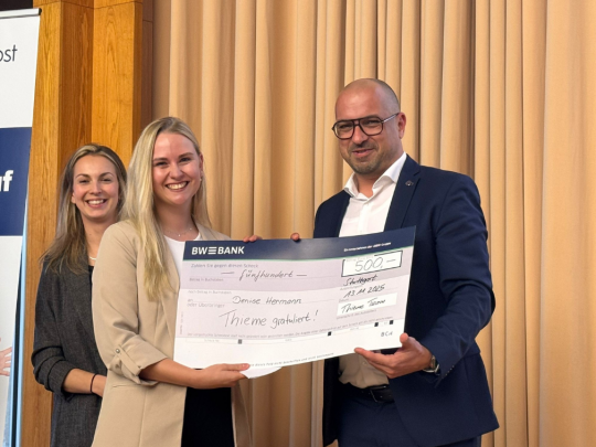 V.l.: Frida Regner (Jurymitglied – Universitätsklinik Dresden), Preisträgerin Denise Hermann, André Berensmann (Thieme Verlag).