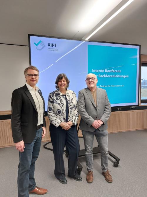 Dr. Tom Zentek (Leiter des Kompetenzcluster), Dr. Sabine Berninger (Geschäftsführerin des DBfK Südost) und Hermann Gstöttner (Vorstand beim Bundesverband privater Anbieter sozialer Dienste, v. l.), die gemeinsam das Fachforum Professionelle Pflege leiten. 