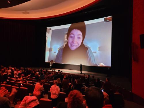 In den Kinosaal zugeschaltet war Schauspielerin Leonie Benesch, die die Protagnistin Floria Lind verkörpert.