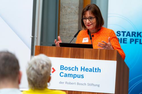 DBfK-Bundesgeschäftsführerin Bernadette Klapper stellte zum Auftakt der Veranstaltung aktuelle und zukünftige Herausforderungen der Gesundheitsversorgung dar.