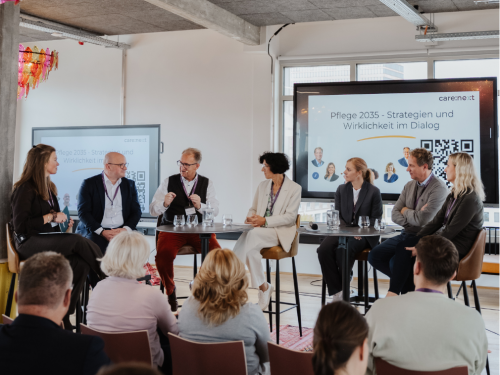 Vera Lux (M.) bei der Podiumsdiskussion „care:next 2025“, einer Veranstaltung zur Zukunft der ambulanten Pflege.