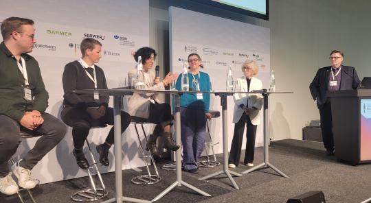 Diskussionsrunde zur Gesundheitskompetenz mit (v.l.) Dr. Lennert Griese (Universität Bielefeld), Joana Ruf (Irmgard Bosch Bildungszentrum Stuttgart), DBfK-Präsidentin Vera Lux, Barbara Boßler (PORT-Zentrum Hohenstein), Prof. Dr. Doris Schaeffer (Universität Bielefeld) und Franz Wagner (ehem. DBfK-Bundesgeschäftsführer).