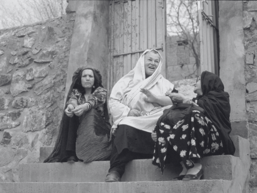 Karla Schefter (M.) im Gespräch mit zwei Frauen vor dem Wohnbereich der Angestellten auf dem Gelände des Chak-e Wardak Hospital in Afghanistan. 