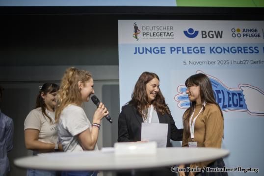 Sibylle Klein (l.) und Eliana Brazon bei der Preisverleihung auf der Bühne des Junge Pflege Kongress Nordost.