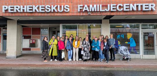 Interessante Einblicke in die finnische Gesundheitsversorgung bei wechselhaftem Wetter: Die CHN-Reisegruppe vor dem Familienzentrum, das ausschließlich von Pflegefachpersonen geführt wird.