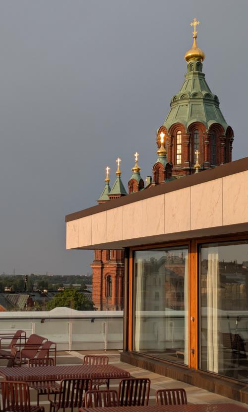 Blick auf die orthodoxe Uspenski-Kathedrale von der Terrasse des Restaurants in Alvar Aaltos „Zuckerwürfel“, der Dinner-Location am letzten Abend.