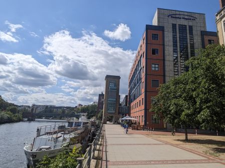 Mitgliederversammlung und öffentliches Gespräch über Berufsidentität zwischen Ost und West