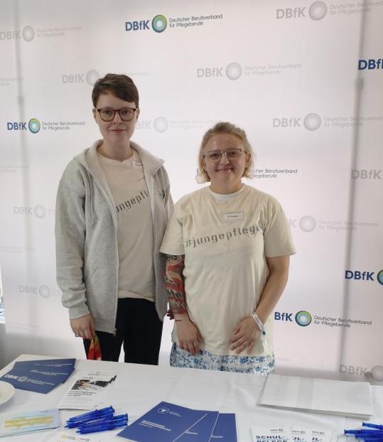 Josephine Postzich und Barbara Kedzia aus der AG Junge Pflege im DBfK Nordost beim Pflegesymposium Greifswald 2026.