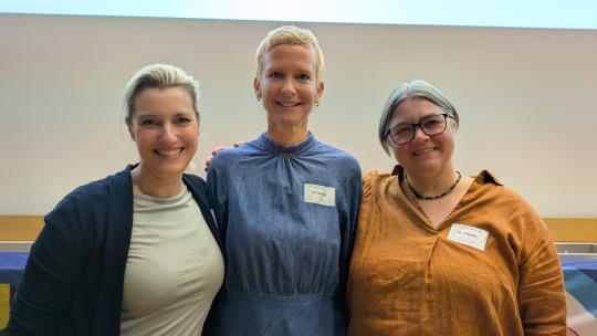 Sandra Postel (Landespflegekammer NRW), Kathrin Herold (Landesfrauenrat MV) und Heike Prestin (DBfK Nordost) beim Pflegesymposium Greifswald 2026.