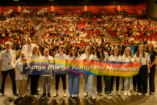 Die AG Junge Pflege auf der großen Bühne des Junge Pflege Kongress 2025. (Foto: Thomas Langreder)