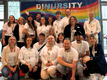 Junge Pflegende setzen ein Zeichen für Vielfalt