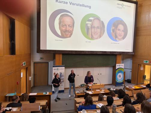 Publikumsdialog mit der DBfK Nordwest-Delegierten Jana Feldwieser-Knahl und den beiden Vorstandsmitgliedern Daniel Richter und Julia Taubitz (v. l. n. r.)
