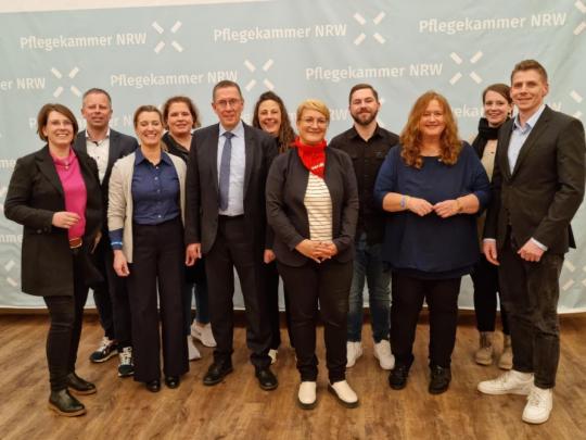 Vorstand der Pflegekammer NRW mit den DBfK-Fraktionsmitgliedern Sonja Wolf (3. von re.) und Kevin Galuszka (1. von re.)