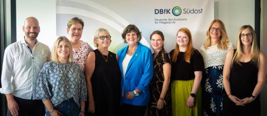 Julian-Anselm Bayer, Kerstin Schmid-Putz, Birgit Green, Sabine König, Dr. Sabine Berninger, Karina Luginger, Silke Weber, Alexandra Kurka-Wöbking, Nicole Haselbach (v.l.)