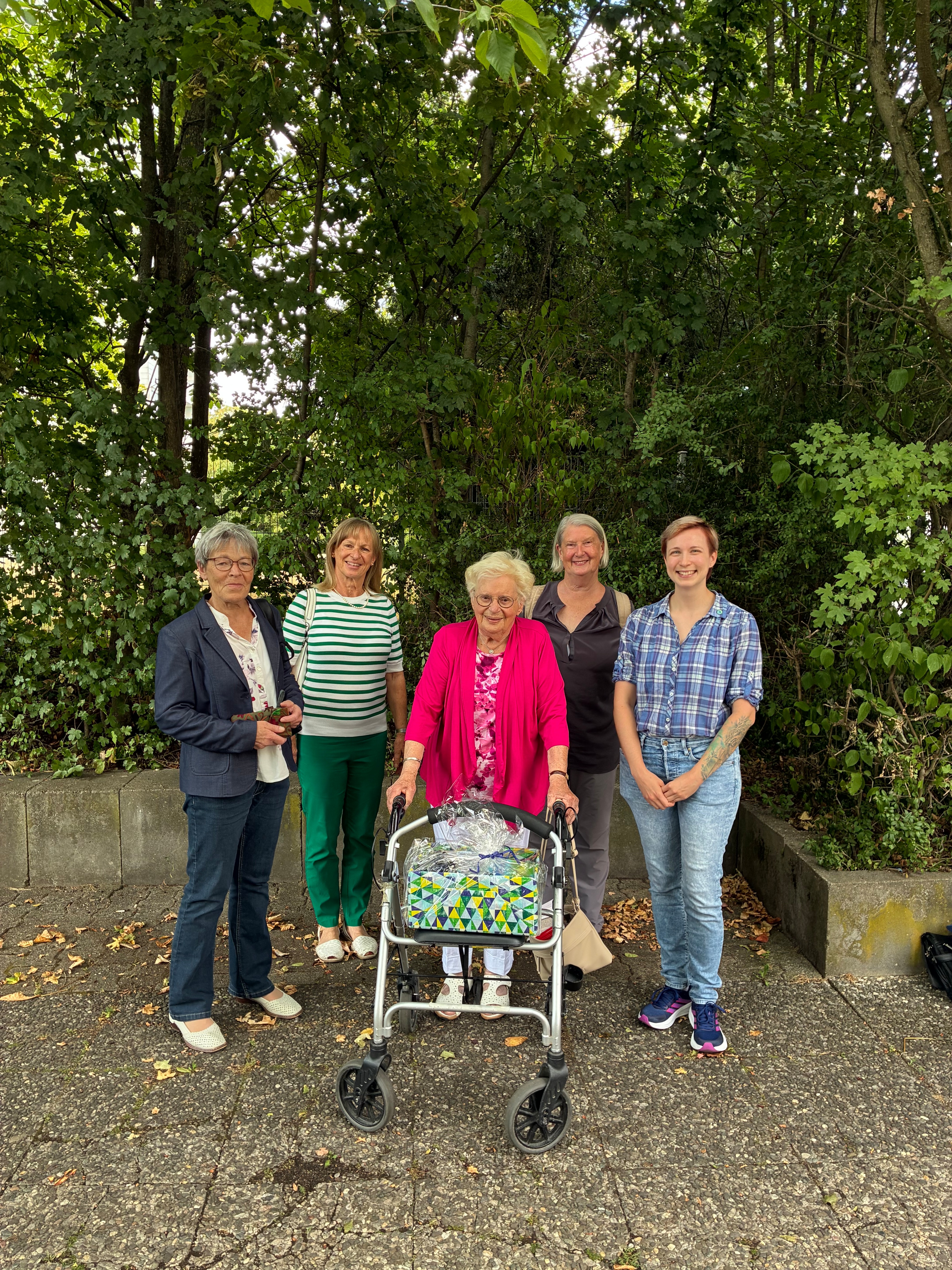 Andrea Kiefer, Frau Hayns Tochter, Ruth Hayn, eine ehemalige Arbeitskollegin von Frau Hayn und Nadja Körner beim Besuch. Foto: privat